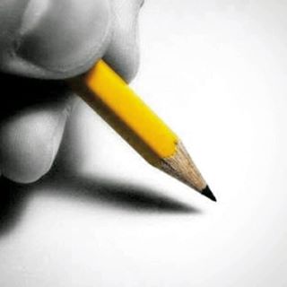 دانایی مشغول نوشتن با مداد بود